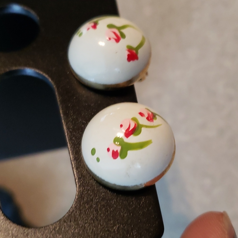 Vintage clip on earrings - Picture 3 of 8